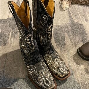 Corral Boots Size 11D Men’s
Stylish Black and White Western Boots with cross
